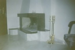 176 В момента виждате първата камина, направена от нас през пролетта на 1993 г. Тя е в идеалния център на София - на ул. "Цар Асен". Това е ъглова камина с облицовка от бял мрамор "Тасос" и червен гранит "Капустино".